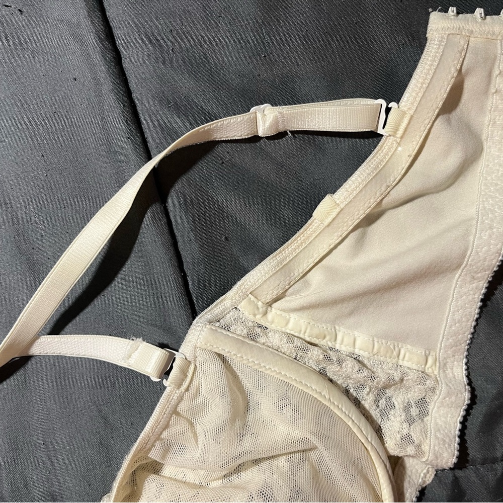 EUC. Olga Cream Floral Lace Convertible Bra - Picture 6 of 7